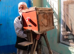 Traveler Gets His Portrait Taken With 100-Year-Old Box Camera