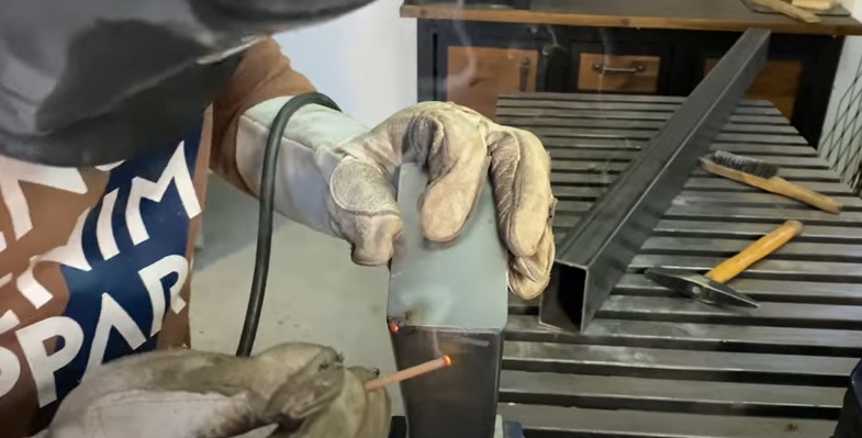 diy gate closer plates