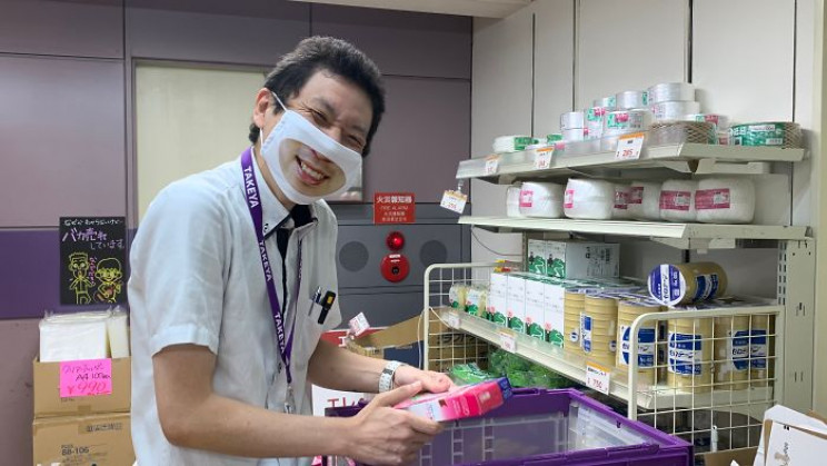Japanese Shop Staff Wears Smiling Masks to Look Friendly Japanese Shop Staff Wears Smiling Masks to Look Friendly