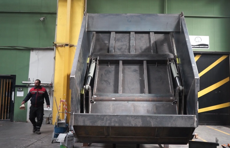 garbage truck tailgate in place