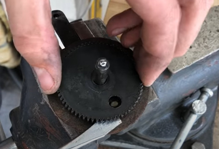 handcrank-grinder-dismantle-1