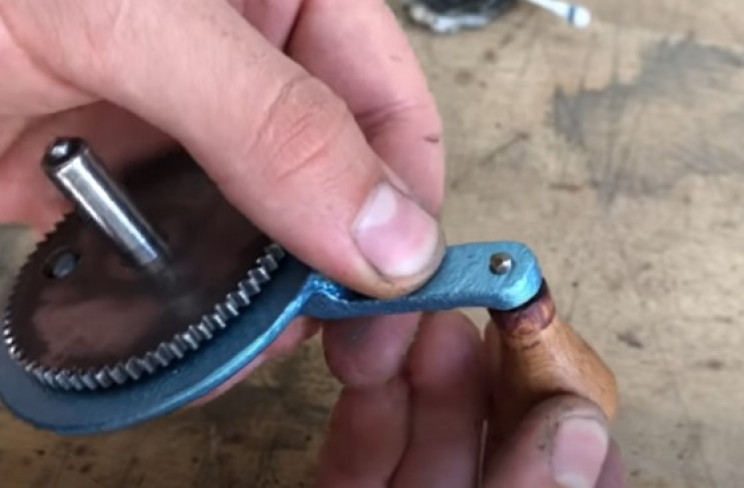handcranked grinder reassemble