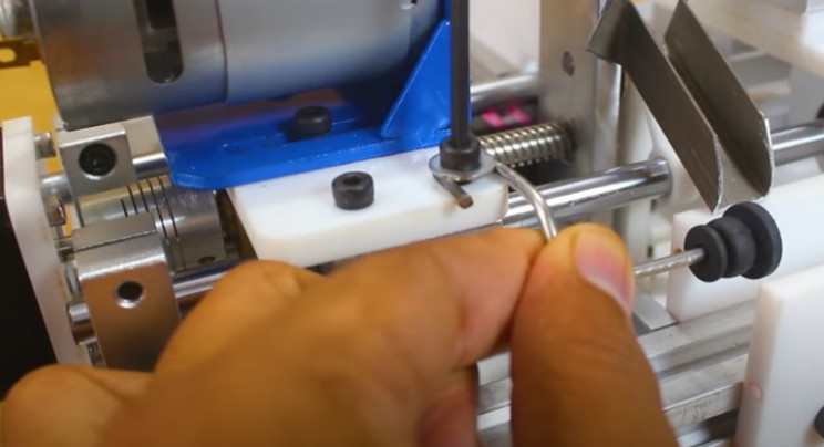 bobbin winder bobbin pusher