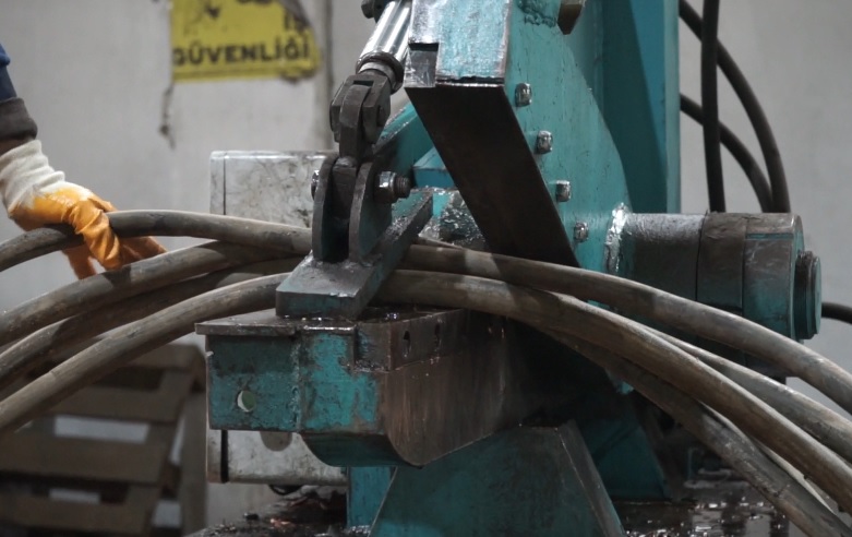 electrical cables cutting