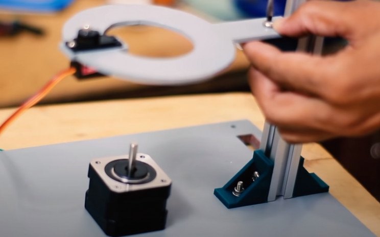 arduino color sorter servo mount